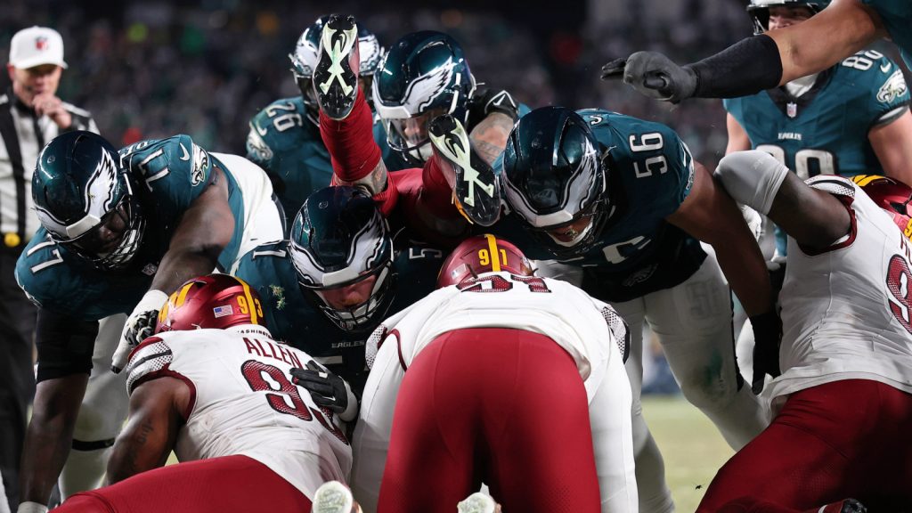 Watch: Eagles ‘tush push’ leads to chaos as referee threatens to award rating Watch: Eagles ‘tush push’ leads to chaos as referee threatens to award rating