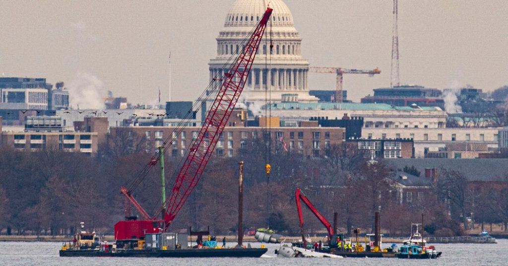 Crews Carry First Wreckage From D.C. Airplane Crash Out of Potomac