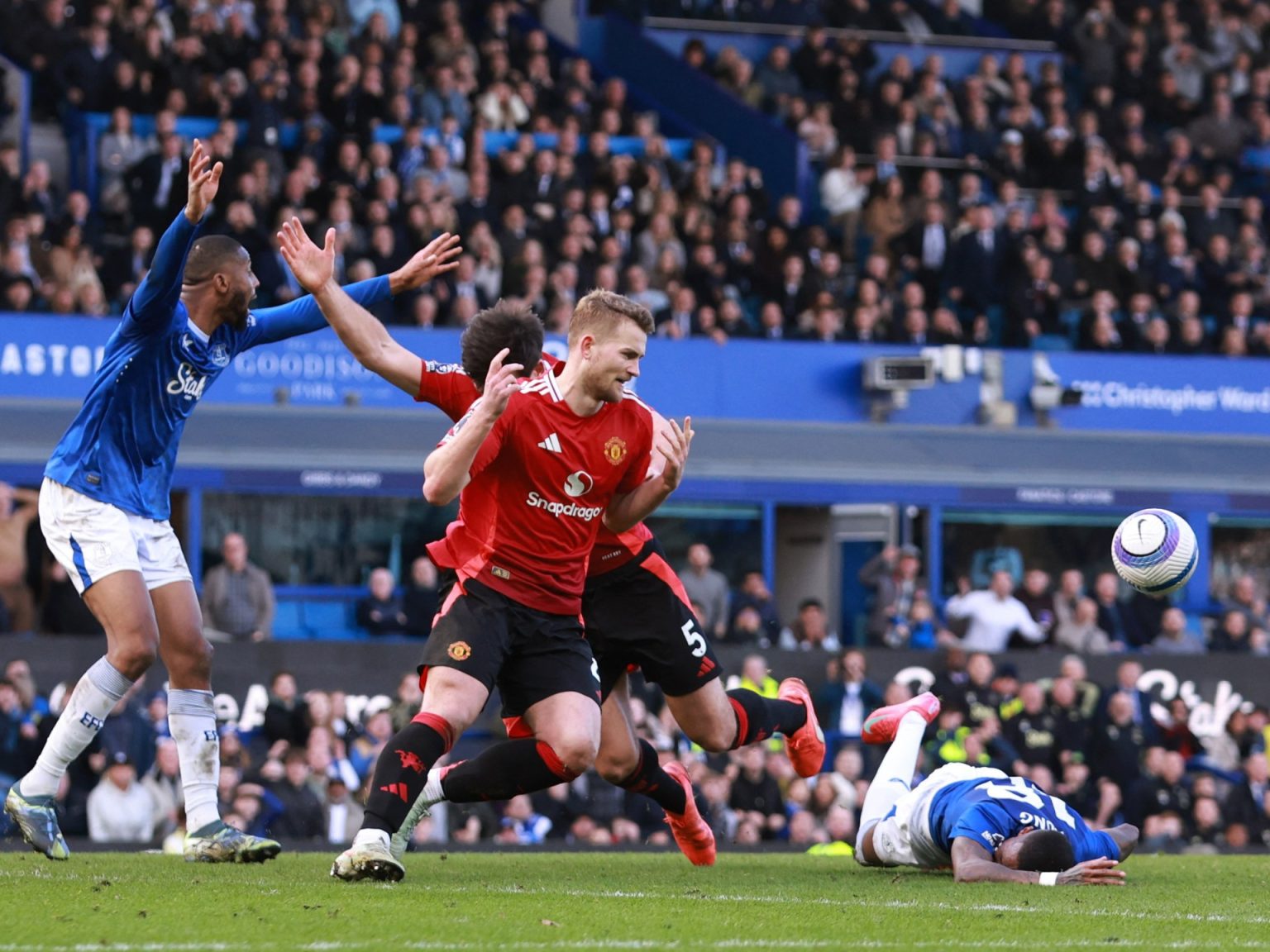Man Utd survive late VAR penalty drama to fightback for draw at Everton | Soccer Information