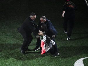 Protester with Palestinian flag interrupts Lamar’s Tremendous Bowl present | American Soccer Information