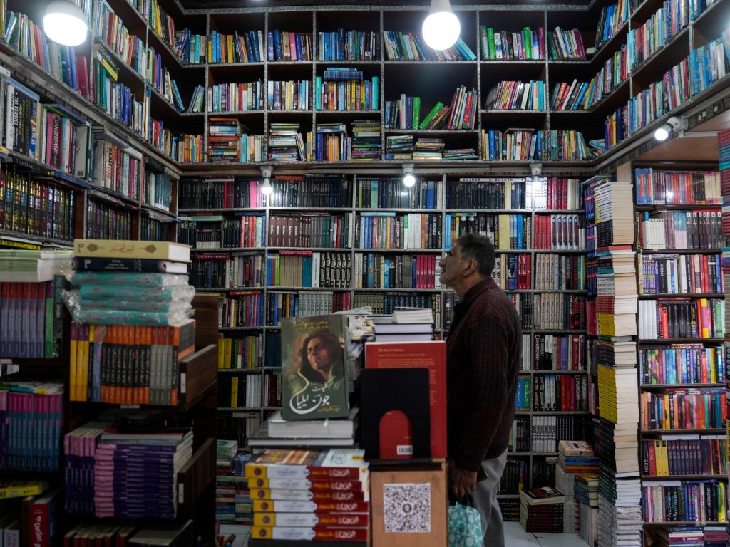 Bookstore raids in Kashmir by police immediate widespread criticism | Human Rights Information