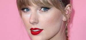 Why Taylor Swift Followers Assume She’s Recovering From Plastic Surgical procedure
