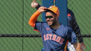 Astros gamble that franchise legend can fill their outfield gap