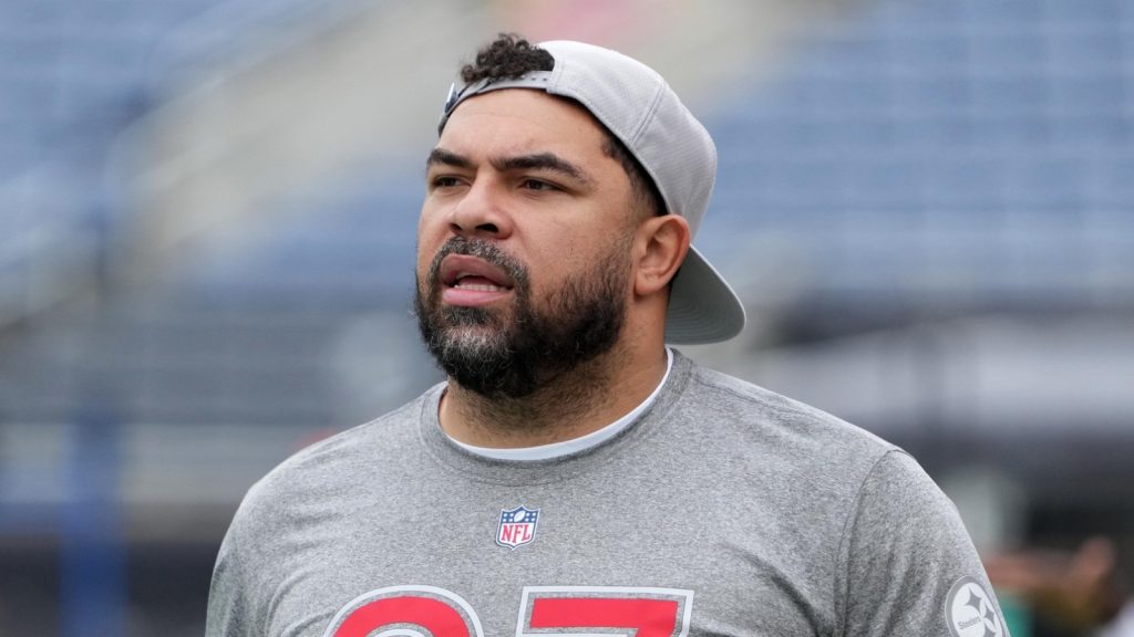 Steelers star already appears bored with Aaron Rodgers drama