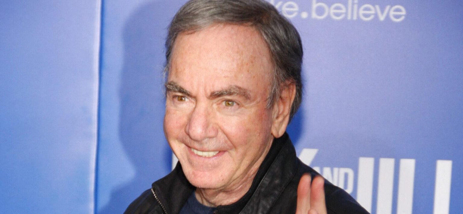Neil Diamond Criticized For ‘Creepy’ Second With Feminine Fan Neil Diamond Criticized For ‘Creepy’ Second With Feminine Fan