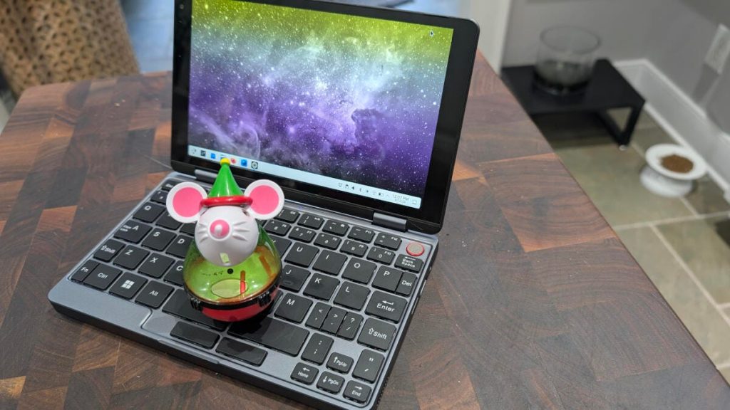 I put in Linux on a mini laptop computer, and it introduced me again to the Netbook’s golden days