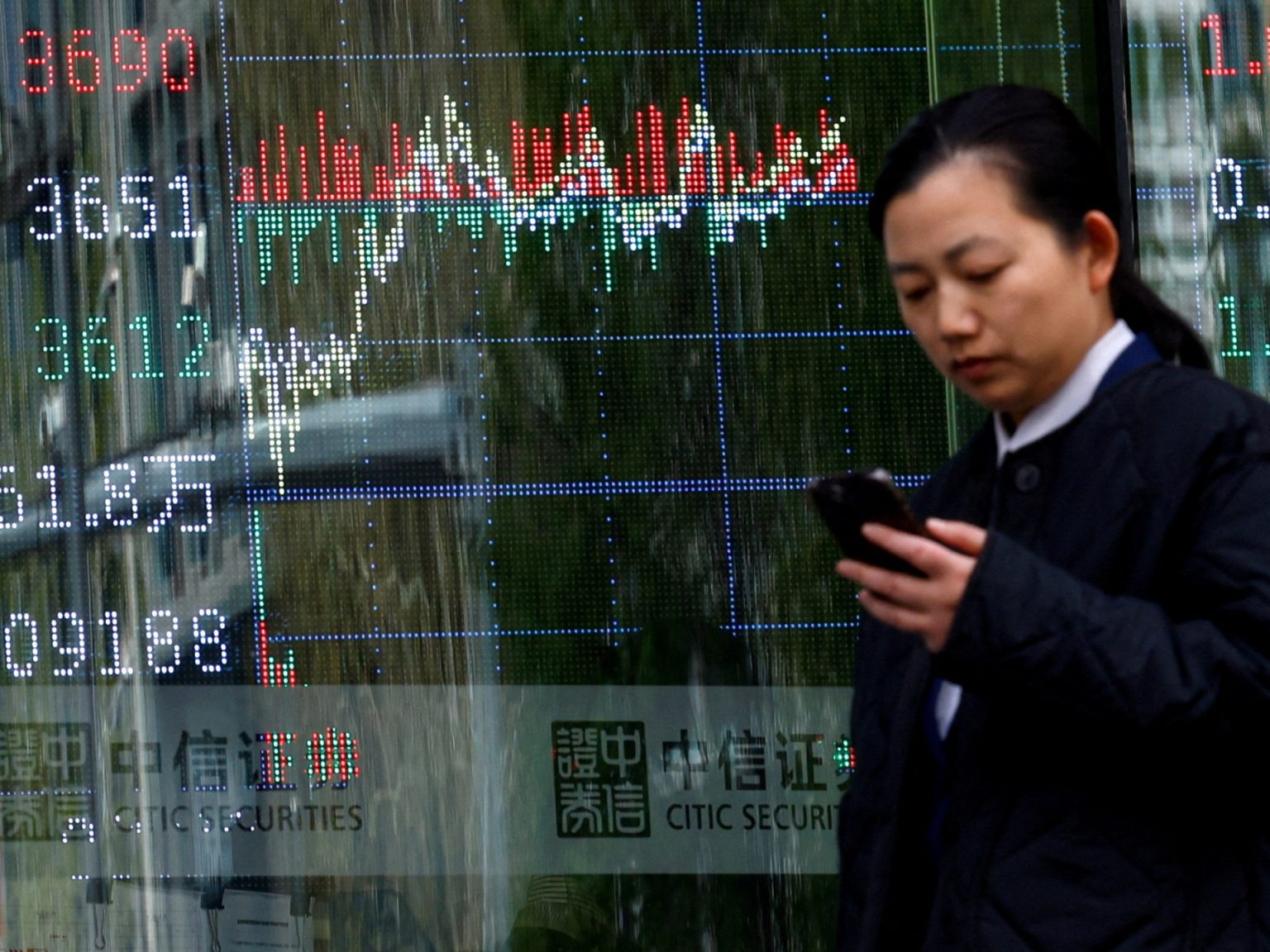 Trump warns China ‘not getting off the hook’ on US tariffs for electronics | Commerce Battle Information