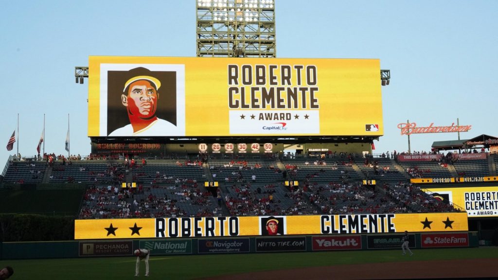 Pirates return Roberto Clemente tribute following fan backlash