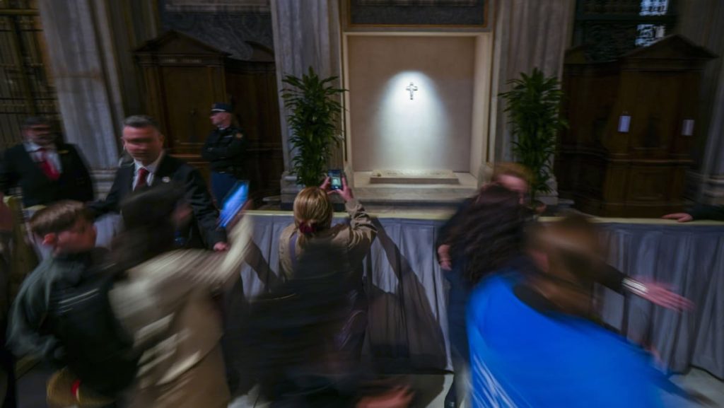 Greater than 30,000 folks pack Rome church to go to Pope Francis’ tomb