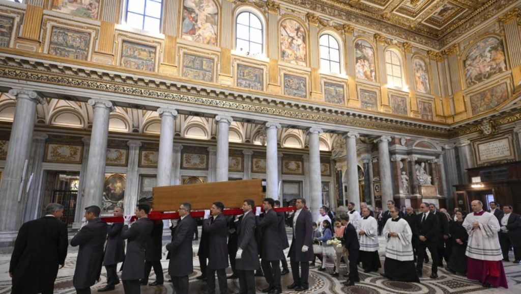Francis laid to relaxation as 400,000 mourn pope ‘with open coronary heart’ Francis laid to relaxation as 400,000 mourn pope ‘with open coronary heart’