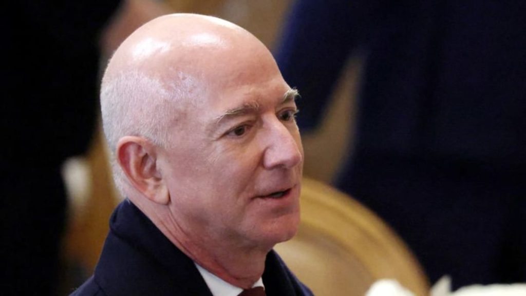 Trump praises Bezos as Amazon denies plan to show tariff price