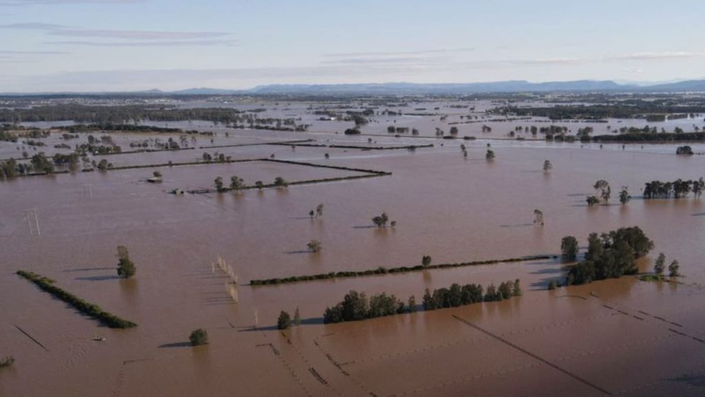 Australia begins clean-up after floods kill 5, injury 10,000 properties