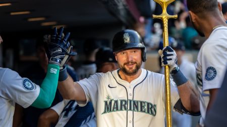 Mariners’ Raleigh hits two HRs, breaking mark set by Dodgers legend