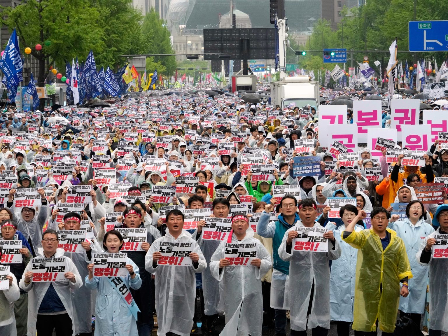 Employees observe Could Day with marches and demos underneath Trump tariffs shadow | Employees’ Rights Information Employees observe Could Day with marches and demos underneath Trump tariffs shadow | Employees’ Rights Information