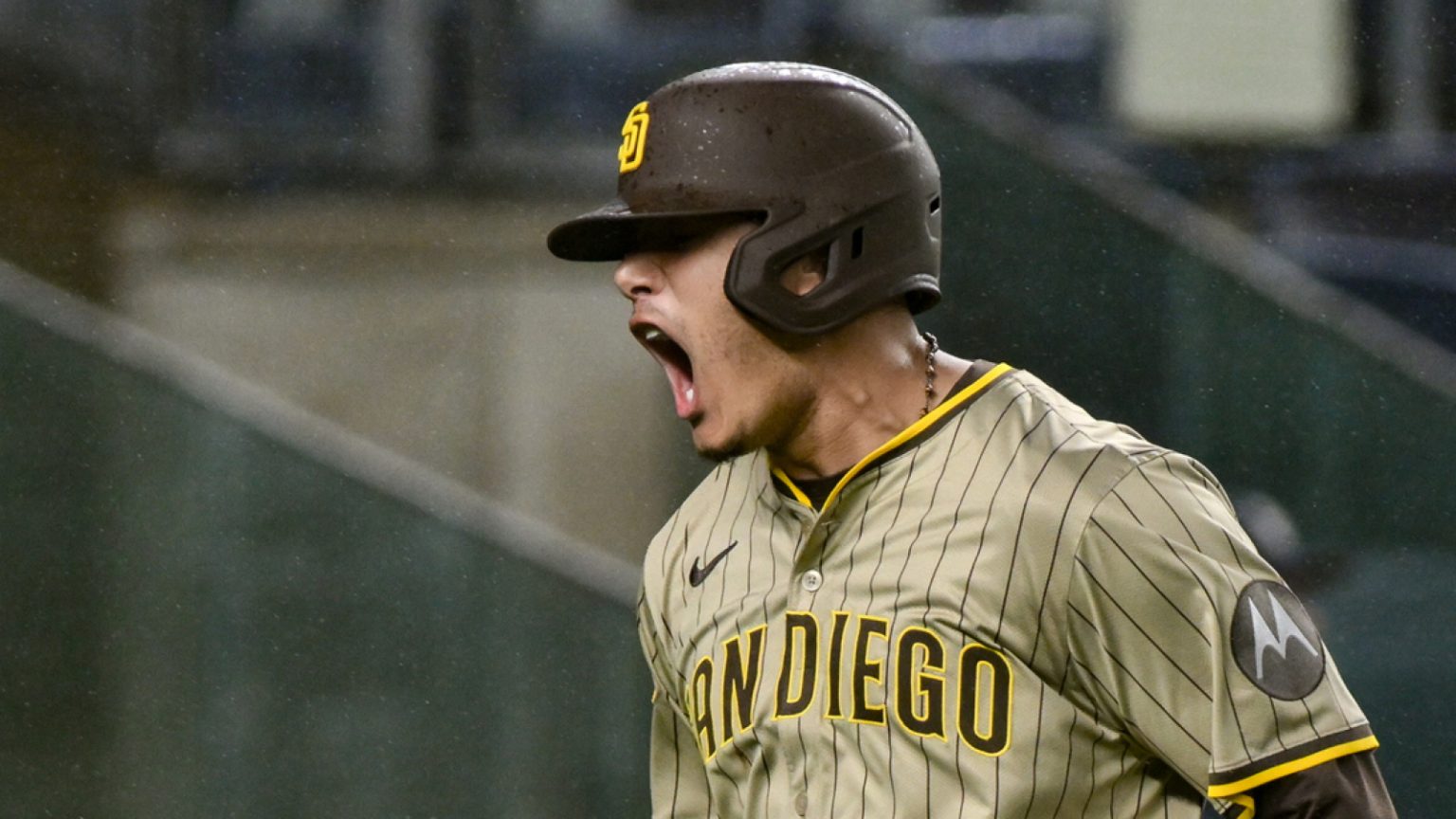 Padres’ bats come alive in eighth to steal win over Yankees