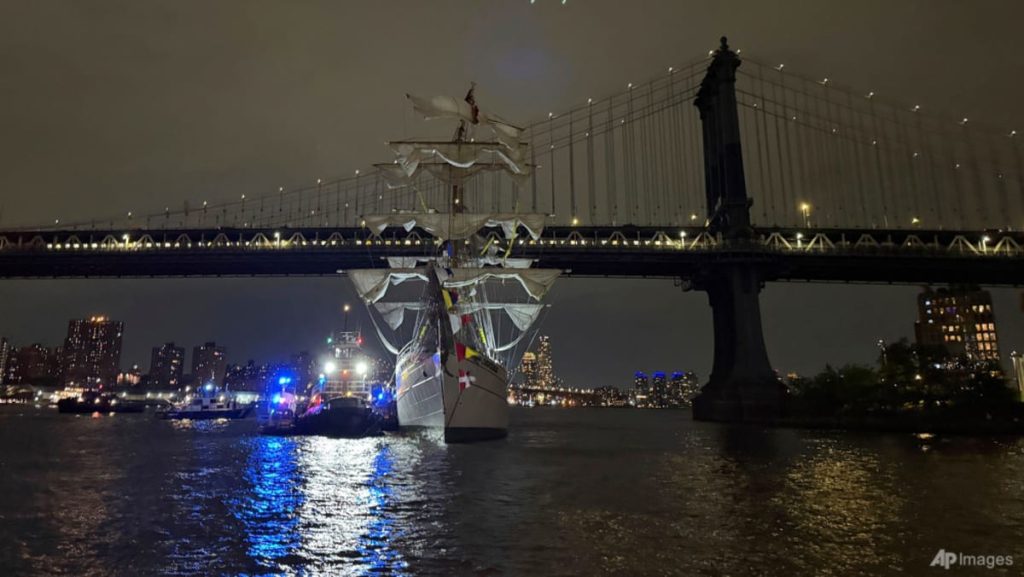 Mexican navy coaching ship hits New York’s Brooklyn Bridge
