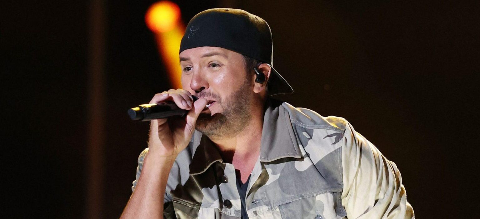 Luke Bryan Stops Tour Mid-Present To Refund Followers After Vocal Struggles Luke Bryan Stops Tour Mid-Present To Refund Followers After Vocal Struggles