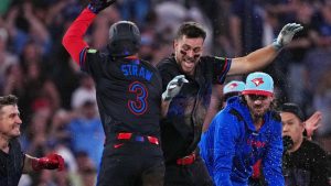 Blue Jays lengthen win streak, AL East lead in wild walk-off win