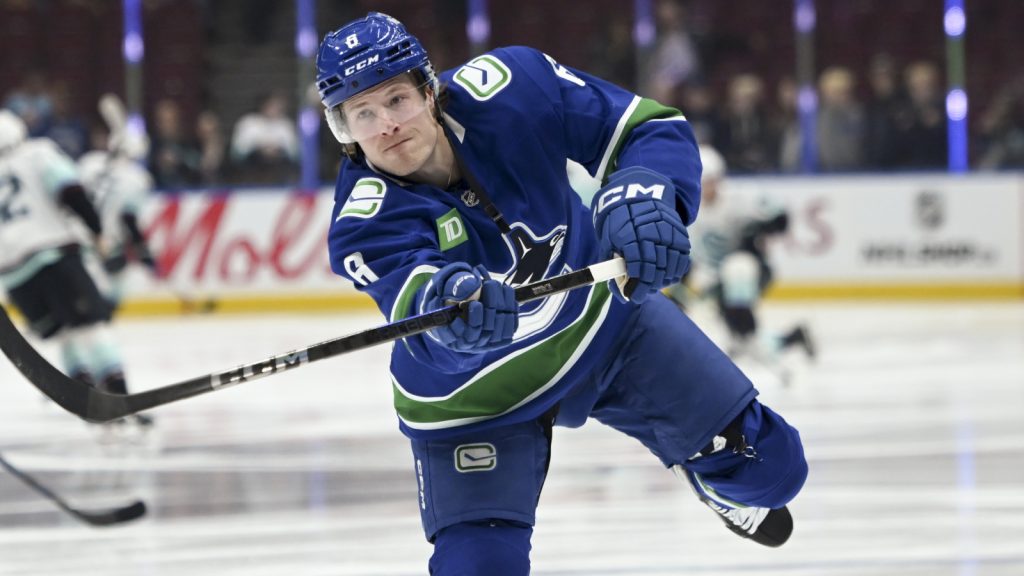 Canucks re-sign veteran scorer in shocking flip of occasions