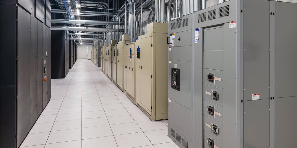 AI Knowledge Middle Belief: Operators Stay Skeptical