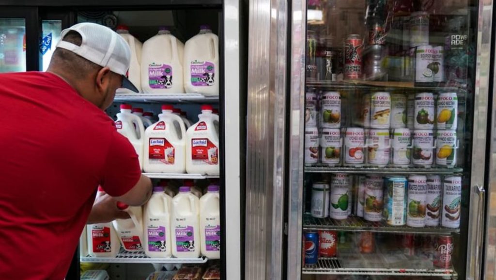 US shopper inflation holds at 2.7% as tariff worries persist