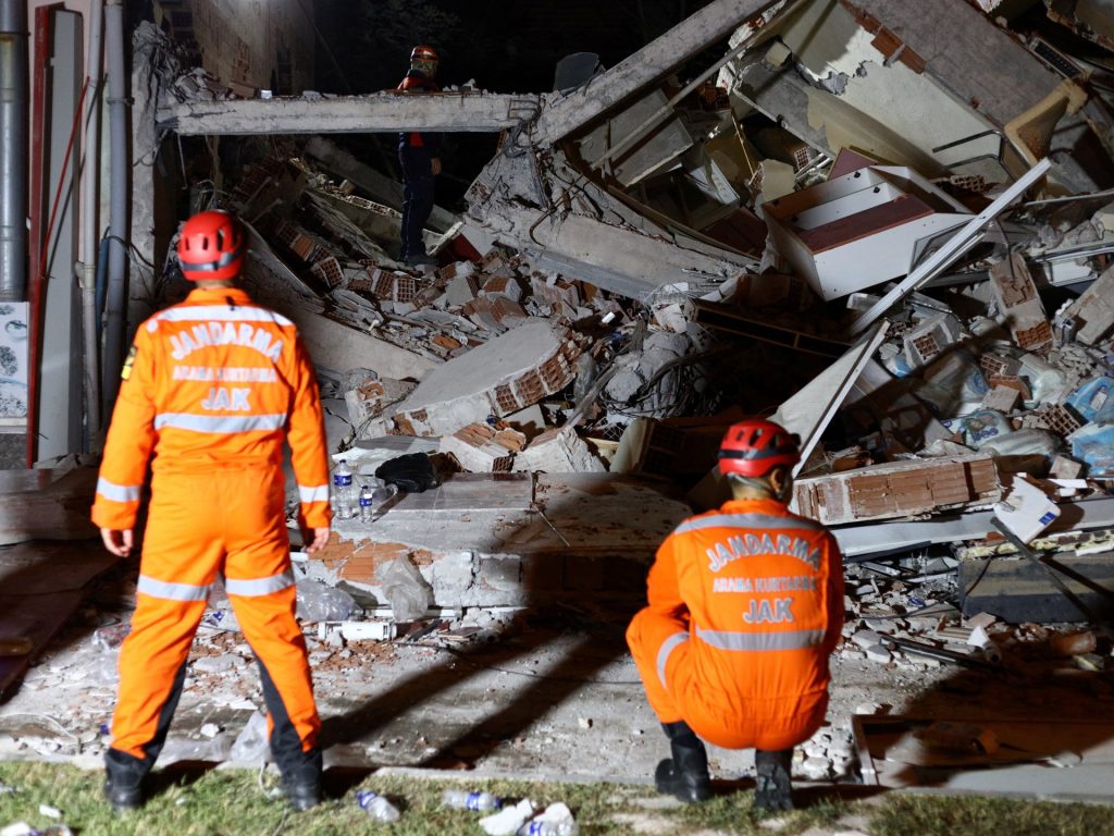 Magnitude 6.1 earthquake hits western Turkiye, killing one | Earthquakes Information