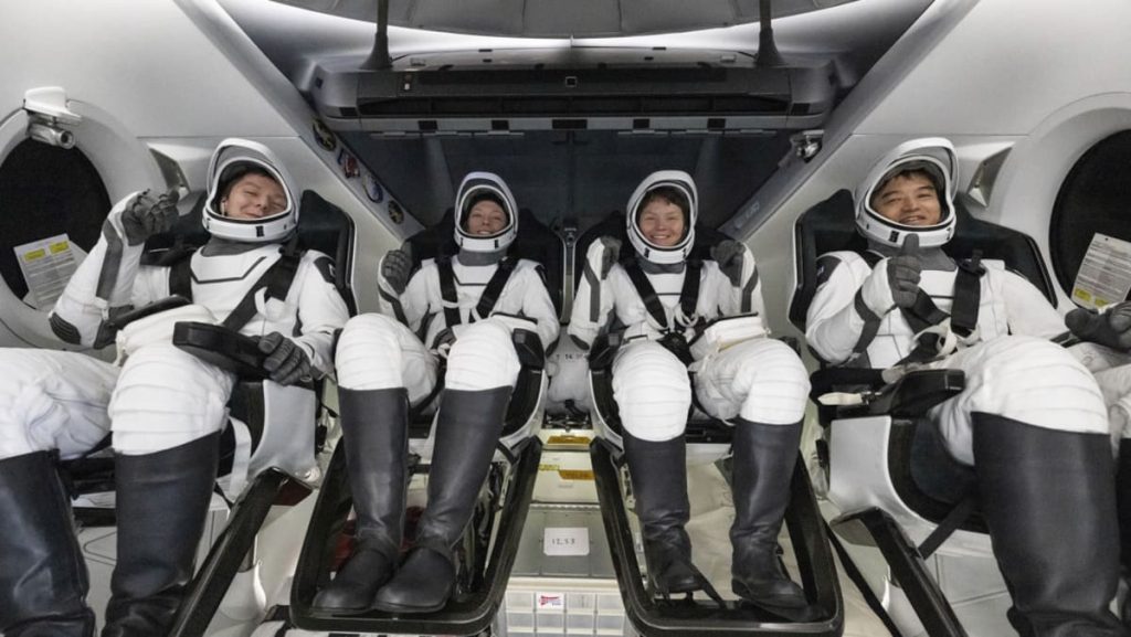 4 astronauts dwelling from house station after splashdown